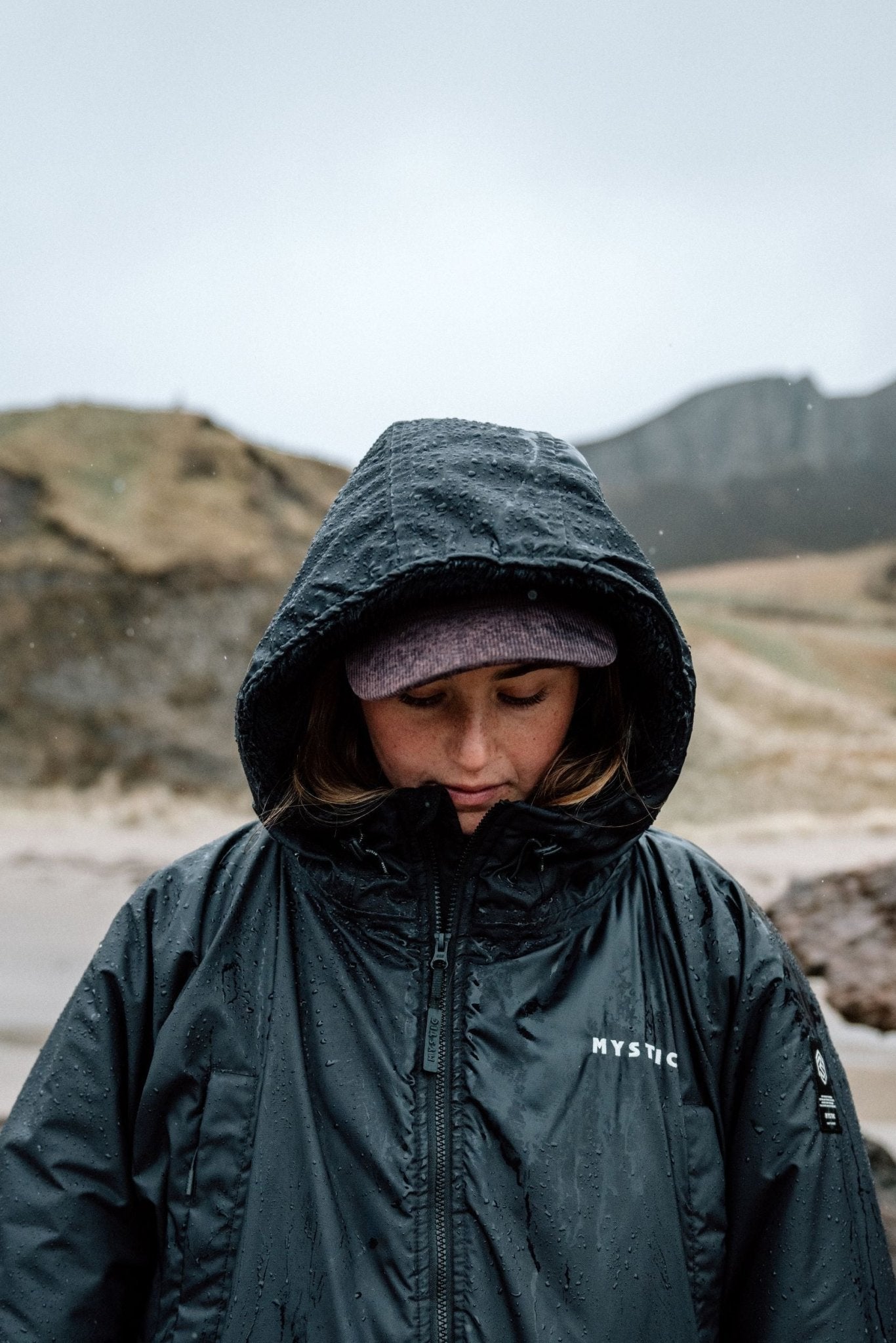 Mystic - Poncho Explore - Black - 2026 - The Kitesurf Centre